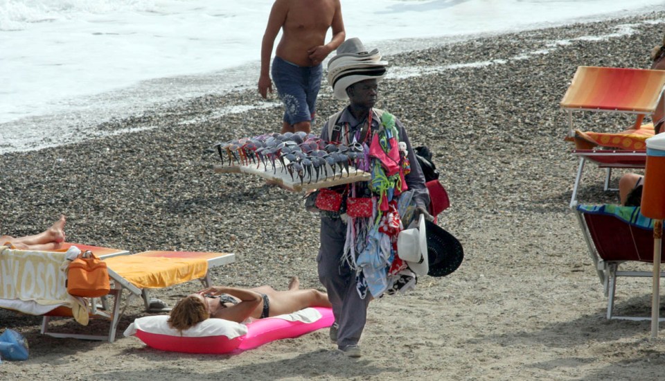 27062009 savona venditori ambulanti abusivi vu cumprà fra i bagnanti sulle spiagge savonesi